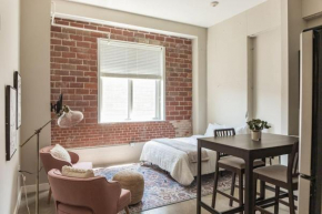 Beautiful Studio Downtown with Rooftop and Gym
